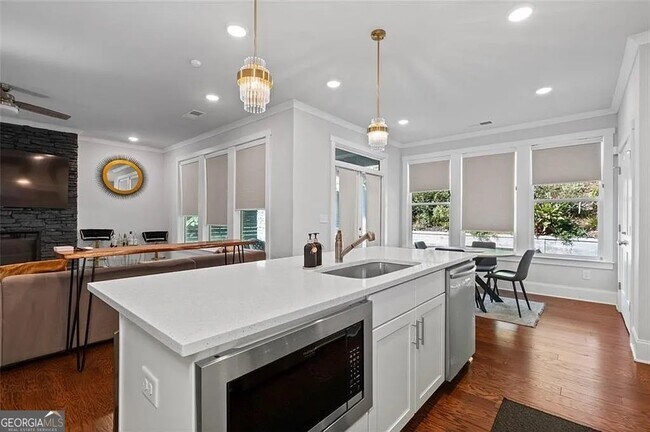 Building Photo - 813 Coleman St SW