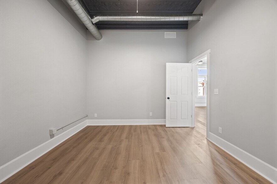 Building Photo - 208 E Main St