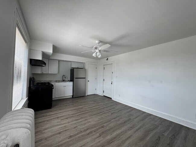 Building Photo - Spacious 1 Bedroom Apartment