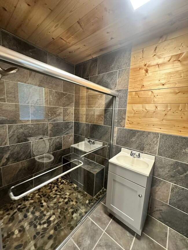 Building Photo - 3 Bed 2 Bath Brick Home with Additional Living Space - Newly Renovated