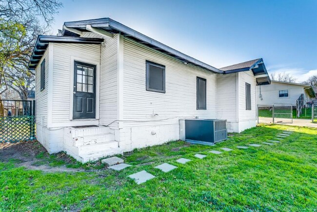 Building Photo - 309 N Dubellette St