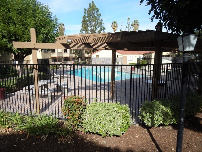 Building Photo - Nice 2 Bedroom 1.25 Bath close to UCR in R...