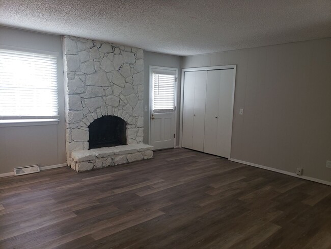 Building Photo - 1333 Meadowbrook Cir