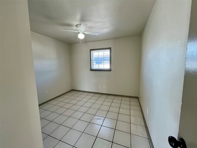 Building Photo - 1042 W Village Ct