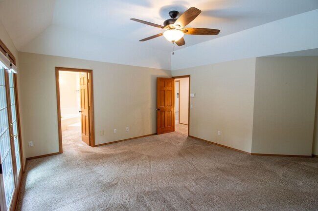 Building Photo - 4bd/2.5ba Redmond Home