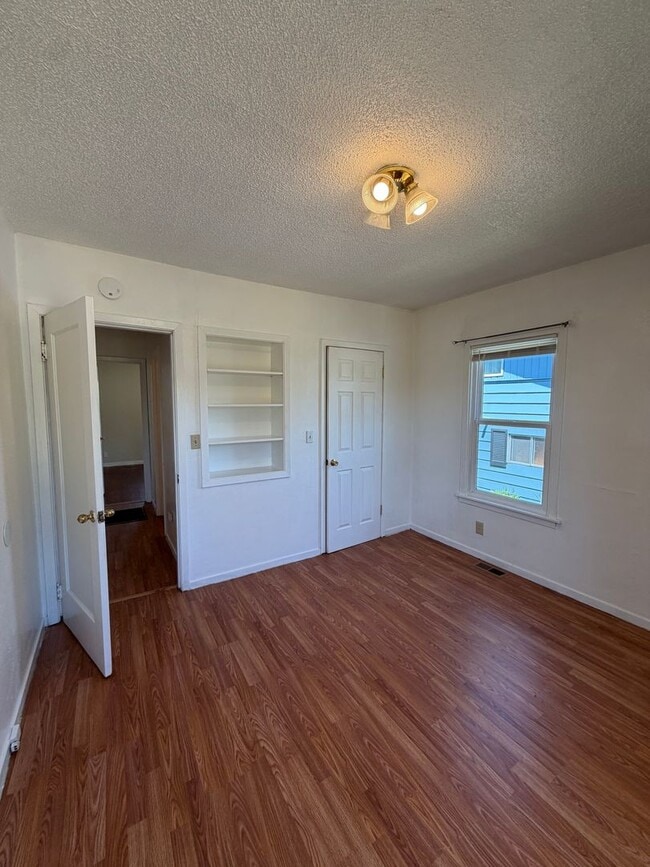 Building Photo - Adorable House with Large Yard, 1.2 Miles from Oregon Tech and Sky Lakes Medical Center!