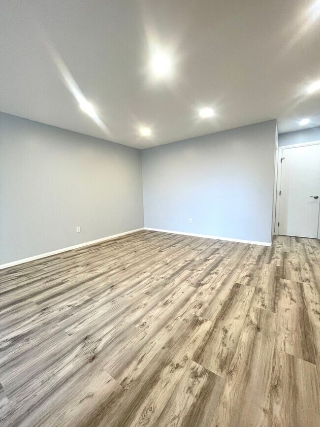 Building Photo - Del Mar Heights 1 br condo