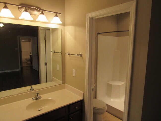 Building Photo - 2 bed, 2 bath, 2 car garage ranch style home in N. Knoxville