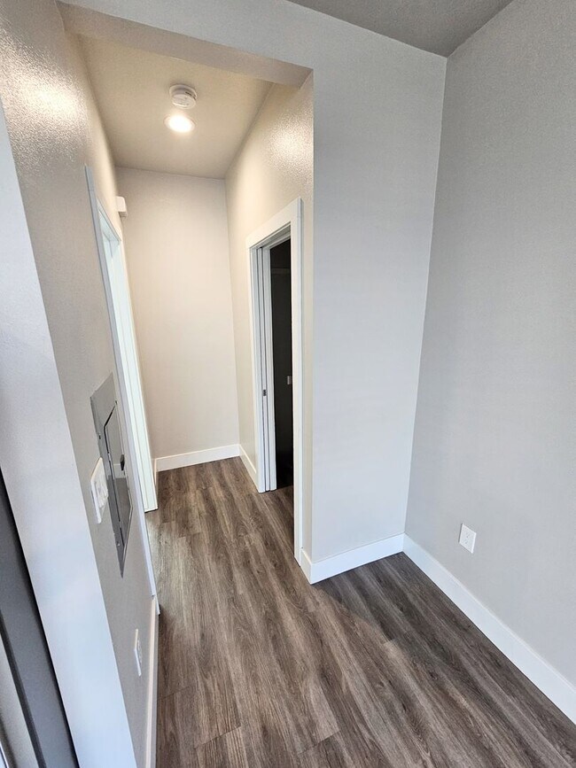 Building Photo - **Nearly New 1-Bedroom Midtown Apartment f...