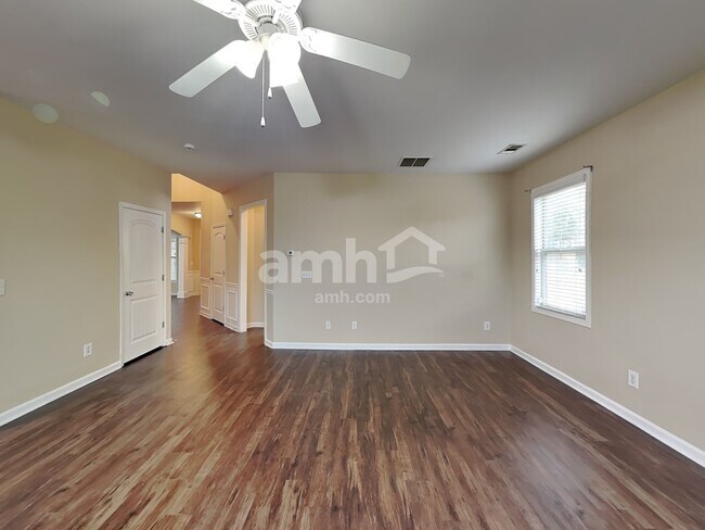 Building Photo - 850 Stonehaven Rd SW