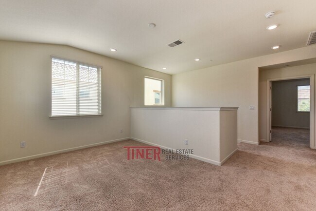 Building Photo - Like New Somerset Ranch Home!