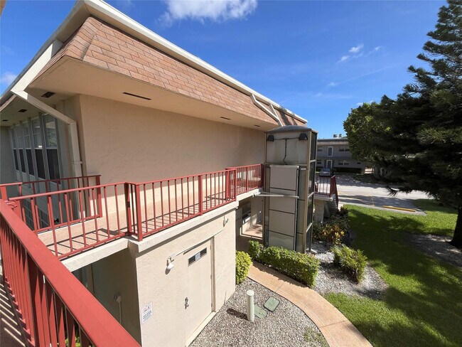 Building Photo - 212 Oxford 400