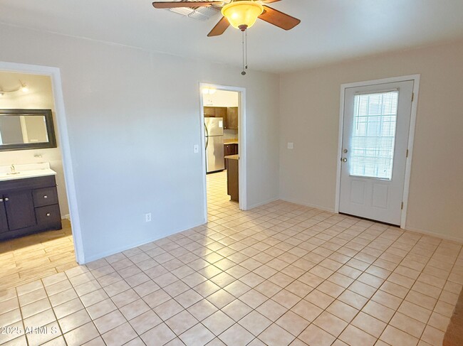 Building Photo - 716 W Nopal Pl