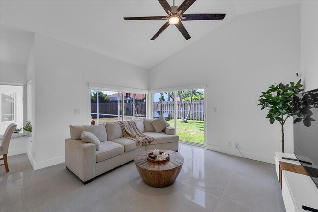 Building Photo - 9585 Carousel Cir S