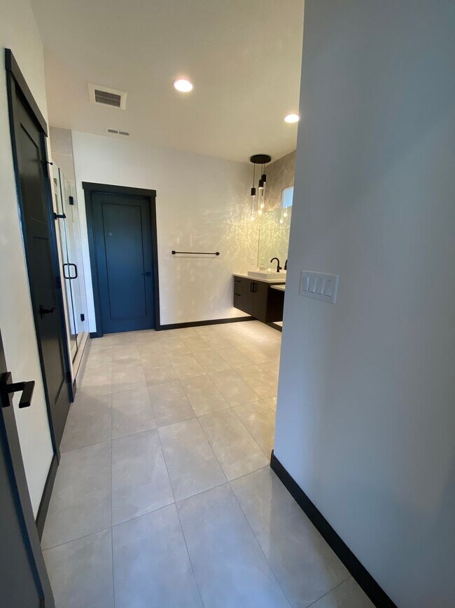 Building Photo - Close to Micron, 3 Bedroom 3 bath w/ a Million Dollar View!