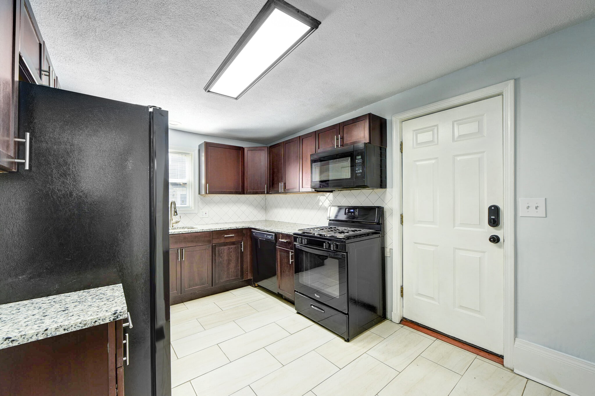 kitchen/side entry - 3115 Hancock Ave