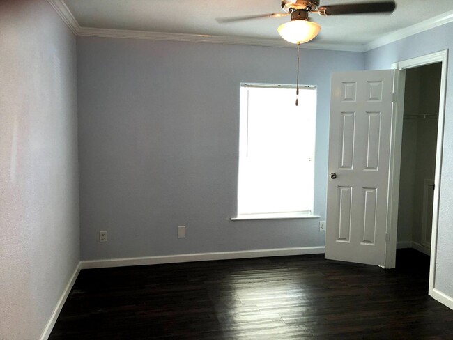 Building Photo - Room For Rent