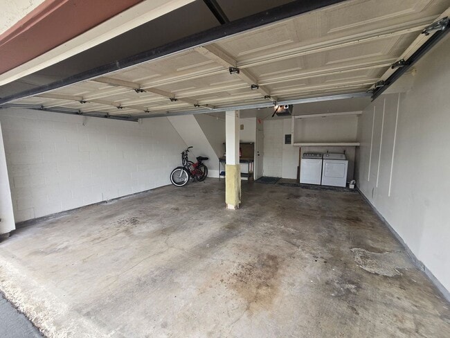 Building Photo - Spacious 2BD/2.5BA Town Home near Universi...