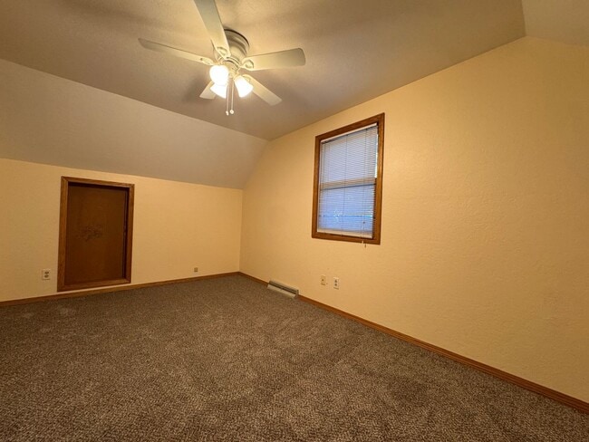 Building Photo - HOUSE FOR RENT IN THE JANESVILLE SCHOOL DI...