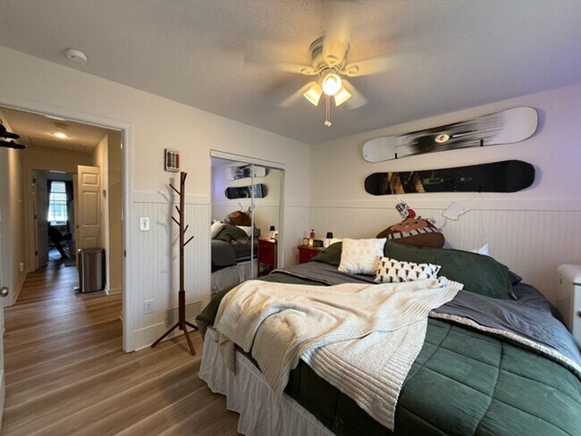 Building Photo - Spacious 4BR Home in Seven Oaks with Garage & Fenced Yard