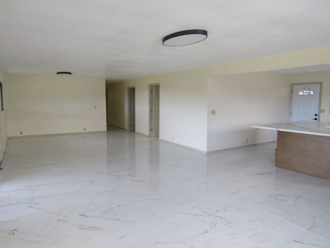 Building Photo - 127 Kanoelani St