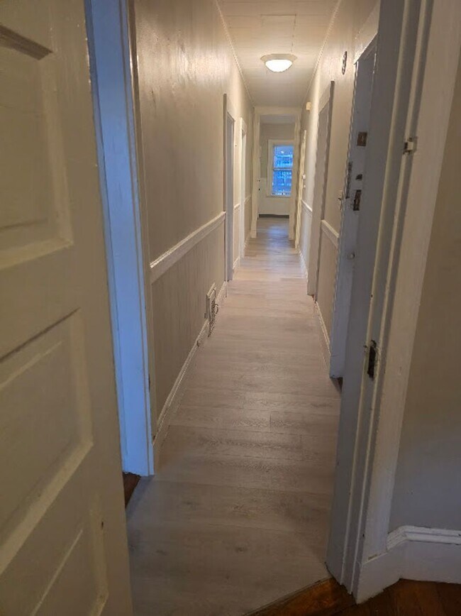 Building Photo - 4-bed Oak Square Brighton