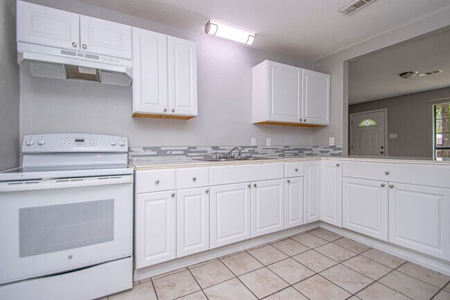 Building Photo - Charming 3-Bedroom Home with Large Fenced Backyard in Little Rock!