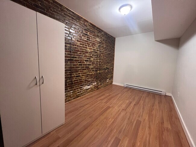 Building Photo - 7 Sherborn Ct