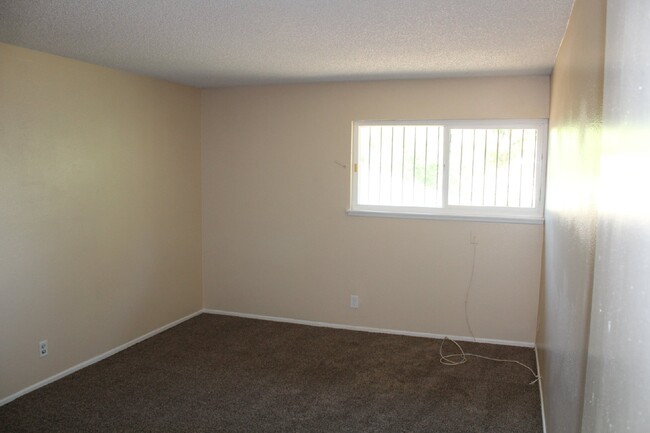 Building Photo - "Chic 2-Bed Condo Oasis with Spacious 1152...