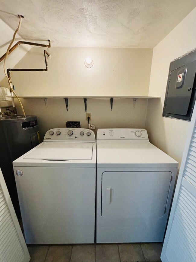 Building Photo - 2 Bedroom, 1.5 Bath Townhouse