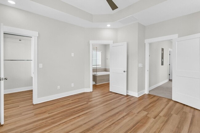 Building Photo - Must see 3 bedroom, 2.5 bath Home in Midto...