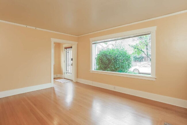 Building Photo - Charming 4-bedroom 3 bath Craftsman Home with Basement ADU for Rent