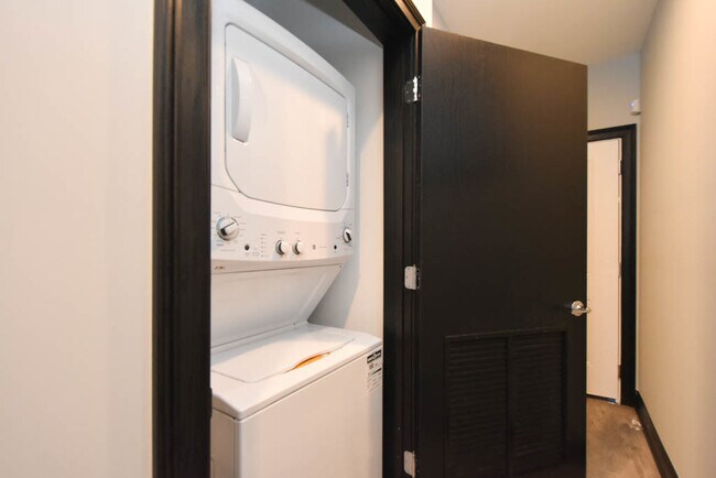 Building Photo - 4326 N Ashland Ave