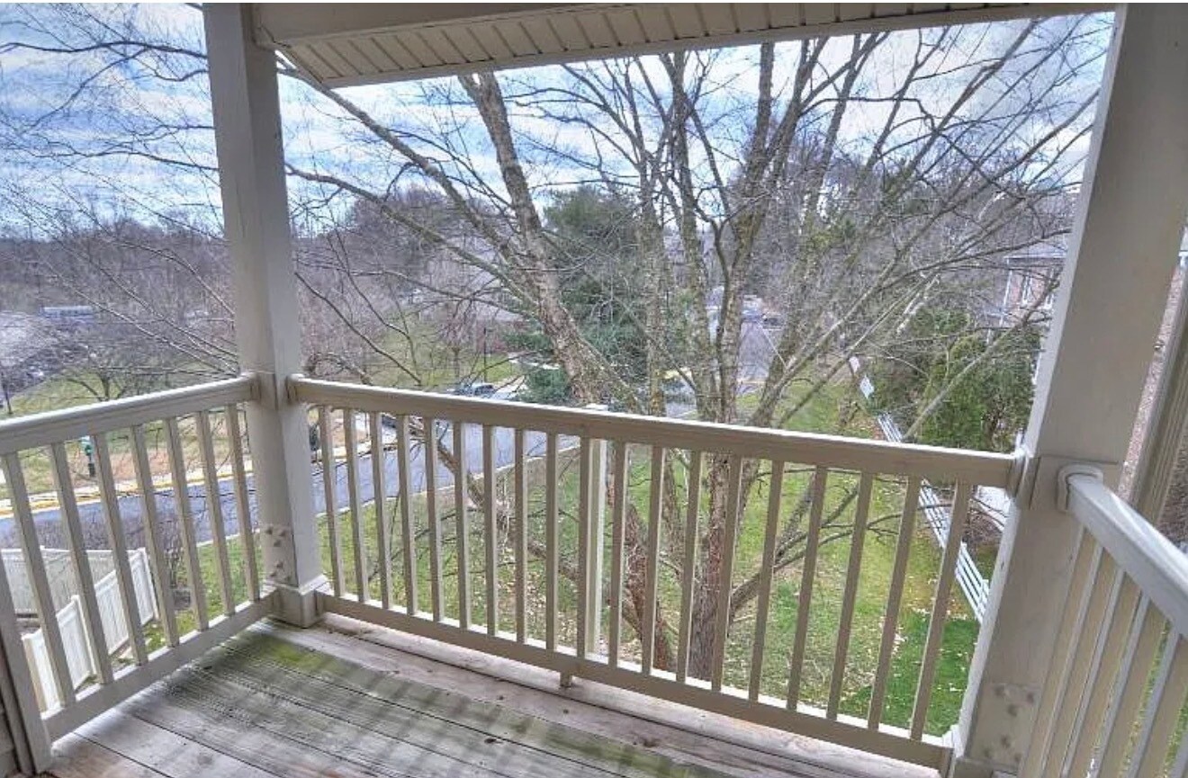 Building Photo - 1707 Ascot Way