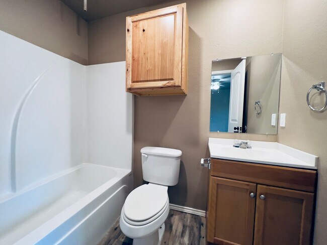 Building Photo - Cozy 3 Bedroom Home