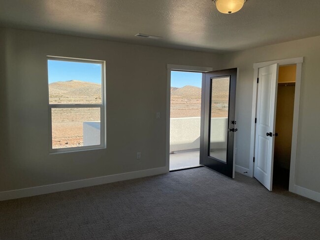 Building Photo - Home in Desert Color!