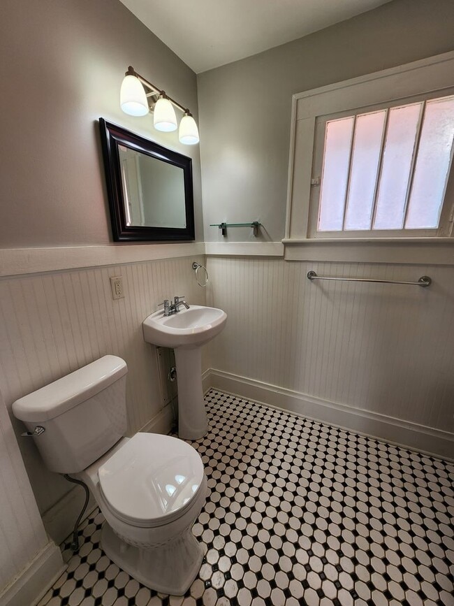 Building Photo - West Asheville Bungalow