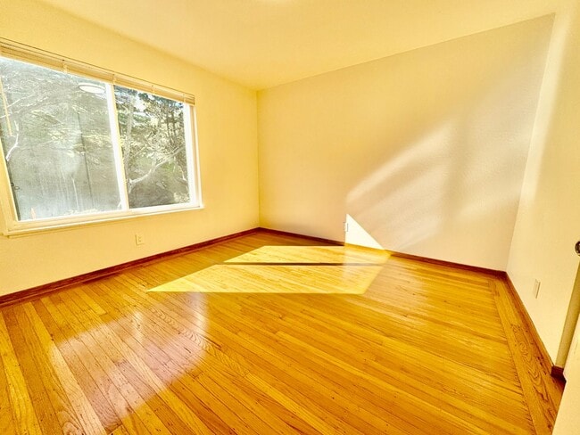 Building Photo - Updated Upstairs 3Bed/2Ba Home in Daly City with Views!