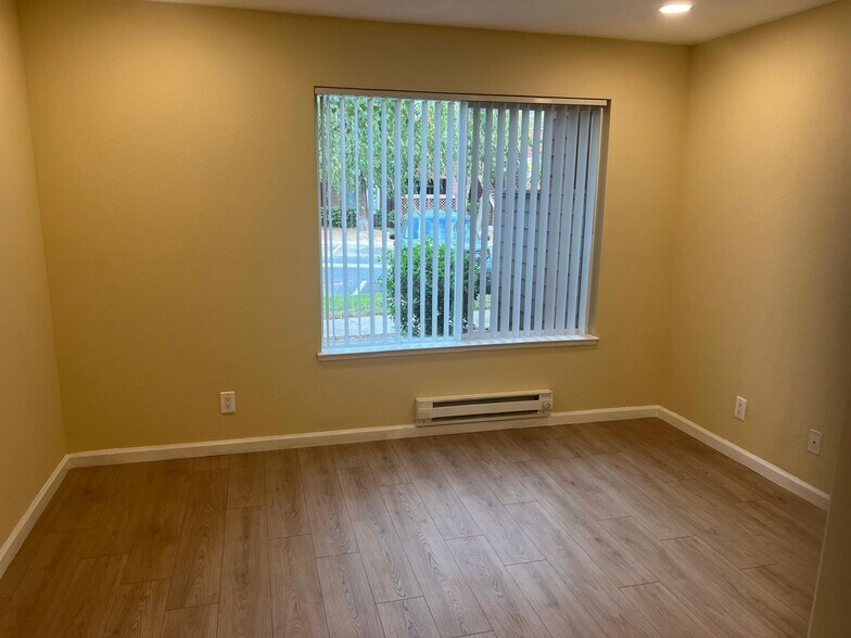 Building Photo - 923 Catkin Ct