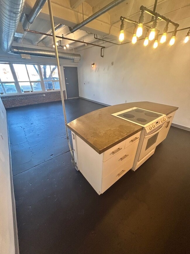 Building Photo - Updated & Spacious Studio Home