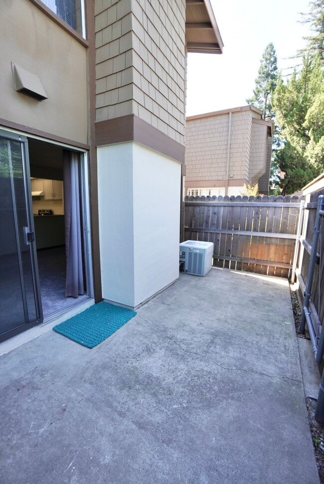 Building Photo - Charming 2-bedroom, 1.5-bathroom condo in ...