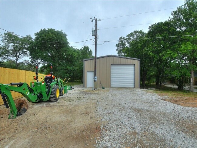 Building Photo - 208 Sendero Cove