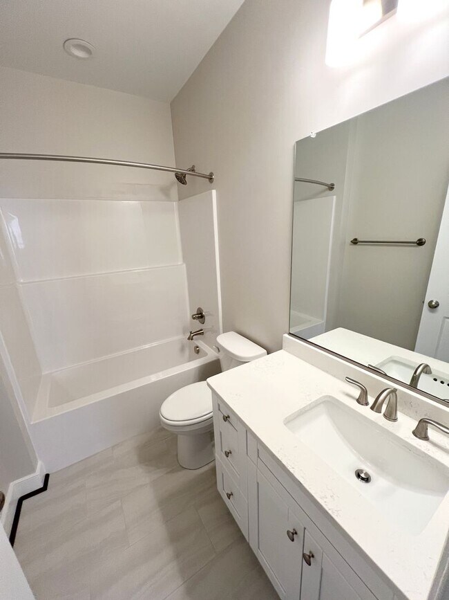 Building Photo - 1704 W Cary St