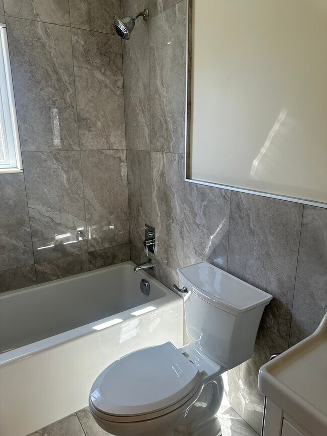 Building Photo - 100 W Hickory Grove Rd