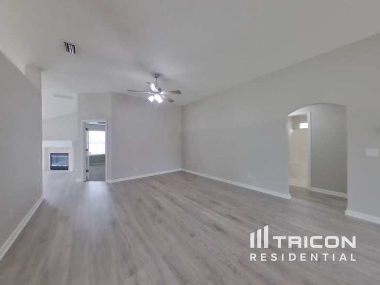 Building Photo - 11707 Deep Springs Dr N