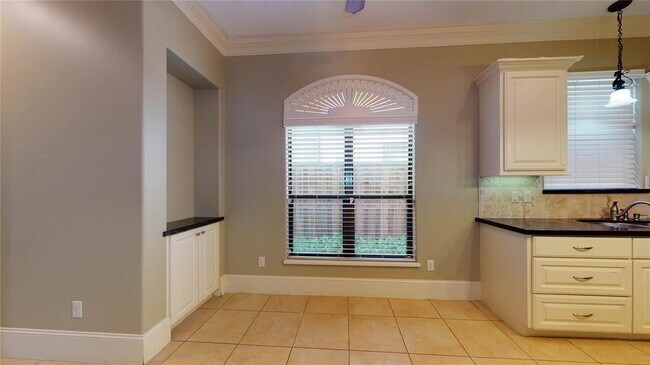 Building Photo - 3102 Fairdale Oaks E