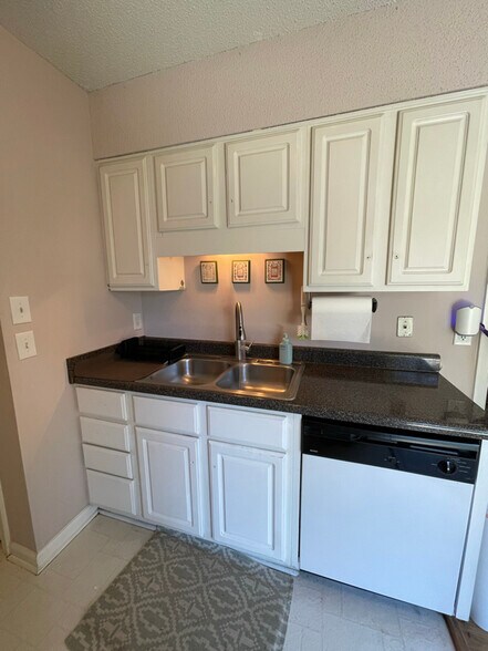 Building Photo - 3609 Pine Knoll Dr