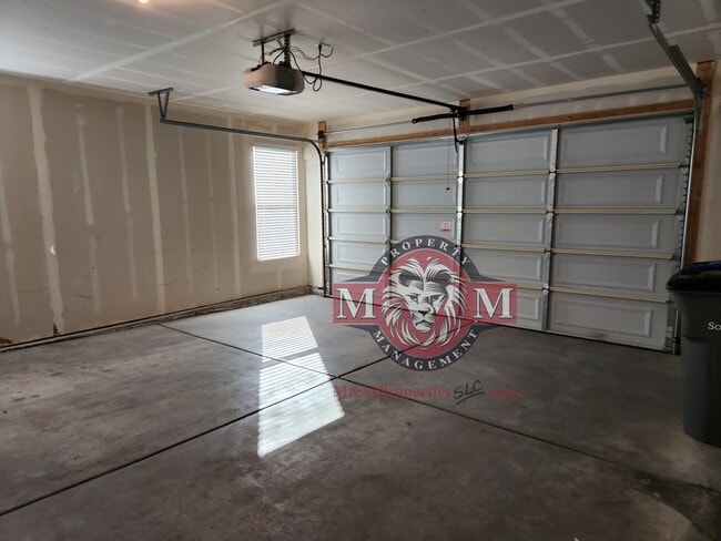 Building Photo - Great 3 Bd 2 Ba Townhome 2 Car Garage