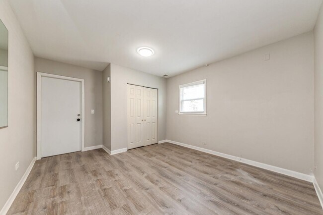 Building Photo - 856 E Capri Dr
