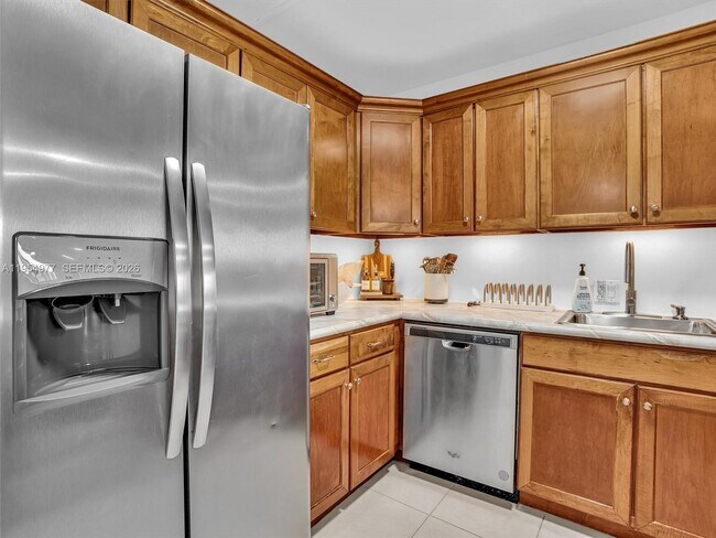 Building Photo - 3675 N Country Club Dr